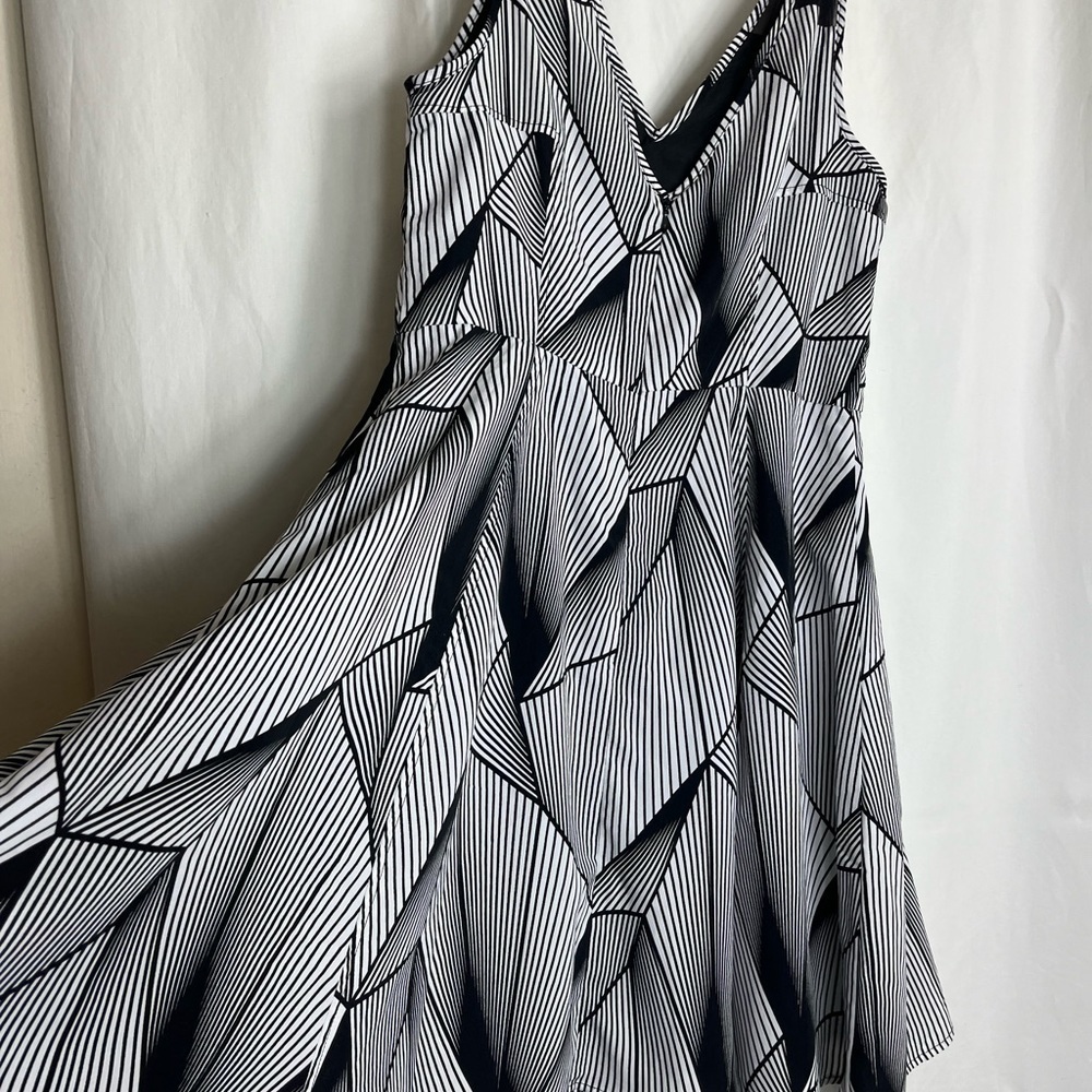 Geometric Pattern, Pockets, Mesh Insert, V-Neck, … - image 2